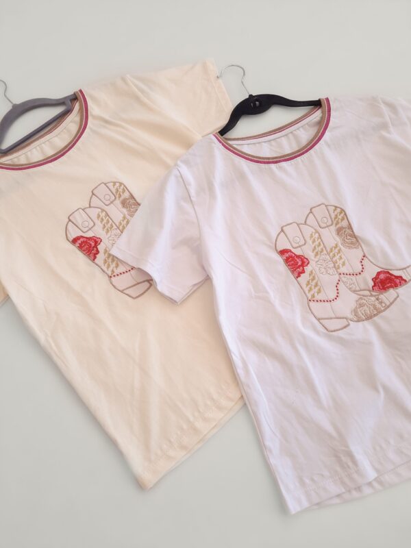 2025/03/1000299296-scaled.jpg Remera Botas